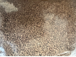 Grains en vrac de couleur sombre pour absorber hydrocarbures, huiles et dérivés